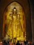 Myanmar. Bagan ist das weitläufigste buddhistische Ruinenfeld der Erde. Der Ananda-Tempel. Im Inneren des Heiligtums befinden sich 4 goldbeladene Buddha-Statuen.