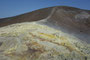 Süditalien. Insel Vulcano. An den Flanken des Vulkankraters befinden sich Fumarolen, aus denen ständig 500 Grad heißer, giftiger Schwefeldampf austritt. Dabei werden bizarre Kristallstrukturen geformt und die Lava färbt sich neongelb.