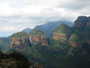 Südafrika. Der Blyde River Canyon. Der schönste Aussichtspunkt ist der Blick auf die „Three Rondavels“. Drei Gesteinskuppen, die aussehen wie afrikanische Rundhütten.
