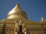 Myanmar. Bagan. Die Shwezigon-Pagode gilt als das Meisterwerk aller Tempelbauten in Bagan.