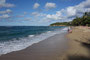 Karibikinsel Martinique. Der Strand von Tartane ist bei den Einheimischen und Touristen gleichermaßen beliebt. Durch seine Lage an der Atlantikseite der Insel kann man auch die stärkere Brandung genießen.