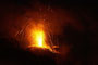 Süditalien. Insel Stromboli. Alle 20-30 Minuten schleudert der gleichnamige Vulkan Lava in 200 m Höhe. Seit der Antike wird er "Leuchtturm des Mittelmeeres" genannt. Aus relativ sicherer Entfernung kann man dieses einmalige Naturschauspiel bewundern.