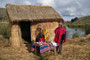 Bolivien. Der Titicaca-See. Die schwimmenden Inseln der Uro-Indianer. Die Plattformen werden aus verschnürten Schilfrohrbündeln erbaut. Die Uros leben vor allem vom Fischfang und heute auch vom Tourismus.