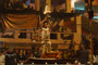 Indien. Varanasi. Was Mekka für die Moslems, das ist Varanasi für die Hindus - die Heiligste unter den Städten. Traditionelle Abendzeremonie am Ganges.