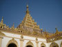 Myanmar. In der Stadt Mandalay. Besuch der Mahamyat Muni Pagode. Im Zentrum des Tempels thront der goldbeladene Mahamuni-Buddha. Er ist das Nationalheiligtum der Einheimischen. Bisher wurden von den Pilgern etwa 225 kg Blattgold an den Budhha geklebt.
