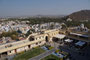 Indien. Udaipur. Der Stadtpalast von Udaipur ist die größte Palastanlage von Rajasthan. Mit dem Bau wurde bereits im 16. Jahrhundert begonnen. Auch heute noch dient ein Teil des Palastes als Residenz für den Maharadja.
