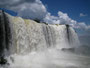 "Das große Wasser". Die beeindruckenden Wasserfälle von Iguazu´. An der Grenze zwischen Brasilien und Argentinien stürzen die Fluten des Rio Iguazu´ auf einer Breite von über 2.700 m in eine 75 m tiefe Schlucht.