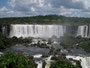 "Das große Wasser". Die beeindruckenden Wasserfälle von Iguazu´. An der Grenze zwischen Brasilien und Argentinien stürzen die Fluten des Rio Iguazu´ auf einer Breite von über 2.700 m in eine 75 m tiefe Schlucht.