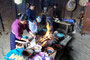 Mexico Das Dorf Zinacantán. Besuch bei einer einheimischen Weberfamilie. Zum Essen gab es frisch zubereitete Tortillas.