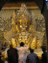 Myanmar. In der Stadt Mandalay. Besuch der Mahamyat Muni Pagode. Im Zentrum des Tempels thront der goldbeladene Mahamuni-Buddha. Er ist das Nationalheiligtum der Einheimischen. Bisher wurden von den Pilgern etwa 225 kg Blattgold an den Budhha geklebt.