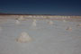 Bolivien. Auf mehr als 3600 Metern Höhe, liegt der Salar de Uyuni, der größte Salzsee unserer Erde. In schwerer körperlicher Handarbeit wir hier das wertvolle Salz gewonnen.