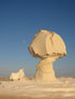 Ägypten. Westliche Wüste. Die weiße Wüste mit ihren bizarren Kalksteinskulpturen bietet ein einmaliges Naturschauspiel.