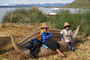 Bolivien. Der Titicaca-See. Die schwimmenden Inseln der Uro-Indianer. Die Plattformen werden aus verschnürten Schilfrohrbündeln erbaut. Die Uros leben vor allem vom Fischfang und heute auch vom Tourismus.