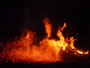 Papua Neuguinea. Bergdorf Baining. Hier beginnen die Dorfbewohner in der Nacht mit dem spektakulären Feuertanz.