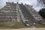 Mexico. Chichén Itzá ist eine der bedeutendsten Ruinenstätten auf der Halbinsel Yucatán. Sie gehört zur späten Maya-Kultur. Einzigartig ist, wie in Chichén Itzá verschiedene Architekturstile verwendet wurden. Heute sind die Ruinen UNESCO-Weltkulturerbe.