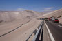 Chile. Fahrt vom Lauca Nationalpark hinunter nach Arica auf der neuen Andenstrasse.