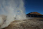 Chile. Das Geysirfeld von El Tatio. Jeden Morgen kurz vor Sonnenaufgang erwachen hier auf 4.300 m Höhe wie von Geisterhand Heißwasserfontänen und Dampfschwaden zum Leben. Bei minus 15°C ist dies ein eiskaltes Schauspiel.