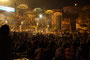 Indien. Varanasi. Was Mekka für die Moslems, das ist Varanasi für die Hindus - die Heiligste unter den Städten. Traditionelle Abendzeremonie am Ganges.