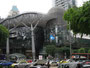 Singapur. Die Weltmetropole am Südende der Halbinsel von Malaysia. Hier leben Menschen aus allen Teilen der Erde friedlich auf engstem Raum zusammen.