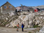 Grönland. Tiniteqilaaq. In diesem Dorf am Sermilik-Fjord leben etwa 100 Menschen. Bei Plus 4 °C fühlen sich die Inuit wie im Sommer.