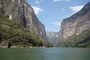 Mexico. Bootstour durch den grandiosen Sumidero-Canyon im Bundestaat Chiapas. Der Rio Grijalva hat hier in Jahrtausenden eine bis zu 1000 m tiefe Schlucht in die Felsen geschnitten.