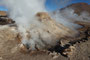Chile. Das Geysirfeld von El Tatio. Jeden Morgen kurz vor Sonnenaufgang erwachen hier auf 4.300 m Höhe wie von Geisterhand Heißwasserfontänen und Dampfschwaden zum Leben. Bei minus 15°C ist dies ein eiskaltes Schauspiel.