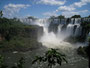 "Das große Wasser". Die beeindruckenden Wasserfälle von Iguazu´. An der Grenze zwischen Brasilien und Argentinien stürzen die Fluten des Rio Iguazu´ auf einer Breite von über 2.700 m in eine 75 m tiefe Schlucht.
