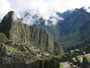 Peru. Machu Picchu. Das schönste und rätselhafteste Zeugnis der Inkazeit liegt auf 2.500 m Höhe. Vom Tal aus ist nichts von der gewaltigen Anlage zu sehen. Erst im Jahre 1911 wurden die Ruinen wiederentdeckt. Ein unbeschreiblicher Anblick.