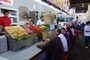 Mexico. Besuch in der riesigen Markthalle von Oaxaca. Hier in der "Hölle" treffen sich die Einheimischen zum Essen mit der ganzen Familie. Alles wird frisch zubereitet. Tortillas, Fleisch, Gemüse und natürlich scharfe Soßen.