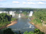 "Das große Wasser". Die beeindruckenden Wasserfälle von Iguazu´. An der Grenze zwischen Brasilien und Argentinien stürzen die Fluten des Rio Iguazu´ auf einer Breite von über 2.700 m in eine 75 m tiefe Schlucht.