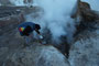 Chile. Das Geysirfeld von El Tatio. Jeden Morgen kurz vor Sonnenaufgang erwachen hier auf 4.300 m Höhe wie von Geisterhand Heißwasserfontänen und Dampfschwaden zum Leben. Unsere Frühstückseier haben wir im heißen Wasser gekocht.