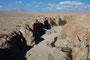 Chile. Fahrt nach San Pedro de Atacama. Durch diese Schluchten fließt während der Regenzeit das Wasser von den Berggipfeln ab.