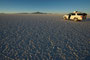 Bolivien. Im Südwesten Boliviens, auf mehr als 3600 Metern Höhe, liegt der Salar de Uyuni, der größte Salzsee unserer Erde. Über 140 km lang und 110 km breit erstreckt sich dieses weiße Wunder der Natur mit seiner fast 10 m dicken Salzkruste.