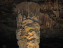 Südafrika. Die Cango Caves bei Oudtshoorn gehören zu den größten Tropfsteinhöhlen der Erde. Die bizarren Tropfsteingebilde in den Höhlen bestehen überwiegend aus Kalziumkarbonat.
