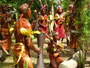 Papua Neuguinea. Provinz Madang. Das Tanzen und Singen hat in der Kultur von Papua Neuguinea einen sehr hohen Stellenwert. Ein Sing Sing mit Geistertanz festigt den Zusammenhalt des Stammes und schreckt die Feinde ab.