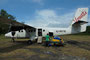 Vanuatu. Mit kleinen Twin-Otter-Maschinen werden die bewohnten Inseln angeflogen. Die Landebahnen sind meistens Gras- oder Erdpisten.