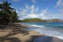 Karibikinsel Martinique. Der Strand von Tartane ist bei den Einheimischen und Touristen gleichermaßen beliebt. Durch seine Lage an der Atlantikseite der Insel kann man auch die stärkere Brandung genießen.