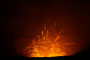 Vanuatu. Der Yasur ist einer der aktivsten Vulkane der Erde. Seit über 800 Jahren spuckt er fast im Minutentakt Lavafontänen, Steinbomben und Rauch in die Höhe. Dazu lassen gewaltige Explosionen die Erde beben. Ein phantastisches Naturschauspiel.