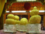 Myanmar. Der Inle-See. In der Phaung-Daw-U-Pagode. Diese Pagode gilt als heiligste Stätte am Inle-See. Millionen von Pilgern haben die 5 Buddhas mit Goldblättchen beklebt, so dass heute nur noch fünf große Goldklumpen zu sehen sind. 