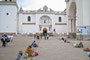 Bolivien. Das Dorf Copacabana am Titicacasee. Hier in der Kathedrale befindet sich die "Schwarze Madonna". Wegen ihres Rufes als Wunderheilerin pilgern jährlich unzählige Gläubige nach Copacabana.