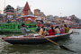 Indien. Varanasi. Was Mekka für die Moslems, das ist Varanasi für die Hindus - die Heiligste unter den Städten. Seit Jahrtausenden strömen Millionen Pilger an den Ganges, um beim rituellen Bad von ihren Sünden gereinigt zu werden.