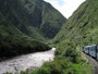 Peru. Fahrt mit der Schmalspurbahn durch die wilde Urubambaschlucht.