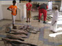 Oman. In der Stadt Sur. Der große Fischmarkt lockt jeden Morgen zahlreiche Besucher an.
