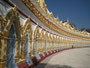 Myanmar. In der Stadt Sagaing. Die U-Min-Thonze-Pagode. Fünfundvierzig golden gewandete Buddhastatuen stehen in der Pagode, die den Grundriss einer Mondsichel aufweist. 