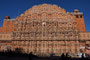 Indien. Jaipur. Der Palast der Winde. Das fünfstöckige Gebäude mit der wabenartigen Fassade besteht aus rotem Sandstein mit Verzierungen aus Branntkalk und diente allein dazu, den Haremsdamen den Ausblick auf die pompösen Festumzüge zu ermöglichen.
