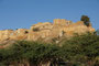 Indien. Jaisalmer. Das Jaisalmer-Fort ist eine der größten Festungsanlagen der Erde. Es wurde im Jahre 1156 n. Chr. erbaut. Diese gewaltige Festung ist 500 m lang und 250 m breit. In ihren Mauern hat sie 99 Bollwerke zum Schutz vor feindlichen Angriffen.
