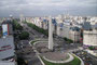 Argentinien. Hauptstadt Buenos Aires. Die "Avenida 9 de Julio" ist die Prachtstraße der Stadt. Der 67 m hohe Obelisk wurde zum 400. Jahrestag der Stadtgründung von Buenos Aires im Jahre 1936 erbaut.