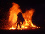 Papua Neuguinea. Bergdorf Baining. Hier beginnen die Dorfbewohner in der Nacht mit dem spektakulären Feuertanz.