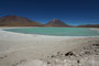 Bolivien. Das landschaftlich einmalige Lagunengebiet auf über 4.000 m Höhe. Die Laguna Verde liegt malerisch vor dem heiligen Berg der frühen Ureinwohner, dem 5920 m hohen Vulkan Licancabur.