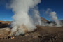 Chile. Das Geysirfeld von El Tatio. Jeden Morgen kurz vor Sonnenaufgang erwachen hier auf 4.300 m Höhe wie von Geisterhand Heißwasserfontänen und Dampfschwaden zum Leben. Bei minus 15°C ist dies ein eiskaltes Schauspiel.